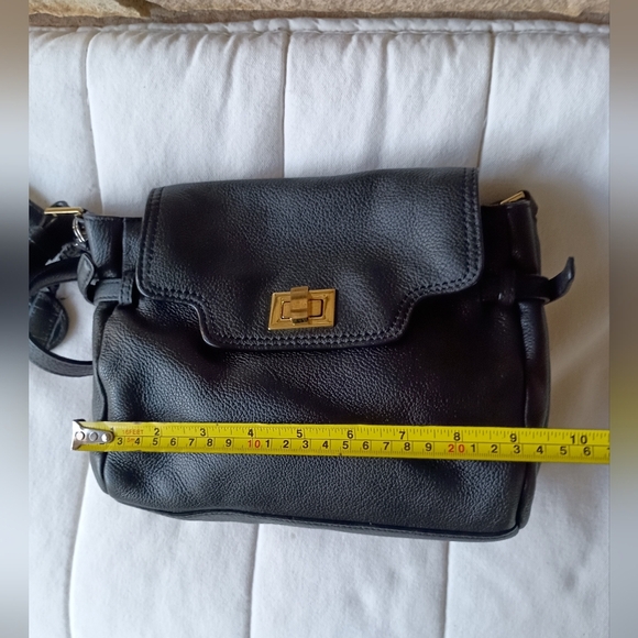 Calvin Klein Elegant Black Leather Crossbody Bag - Picture 7 of 9